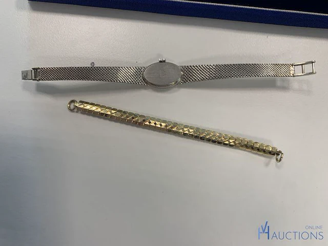 Zilverkleurige horloge met accessoire - afbeelding 3 van  11