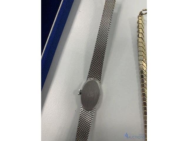 Zilverkleurige horloge met accessoire - afbeelding 4 van  11