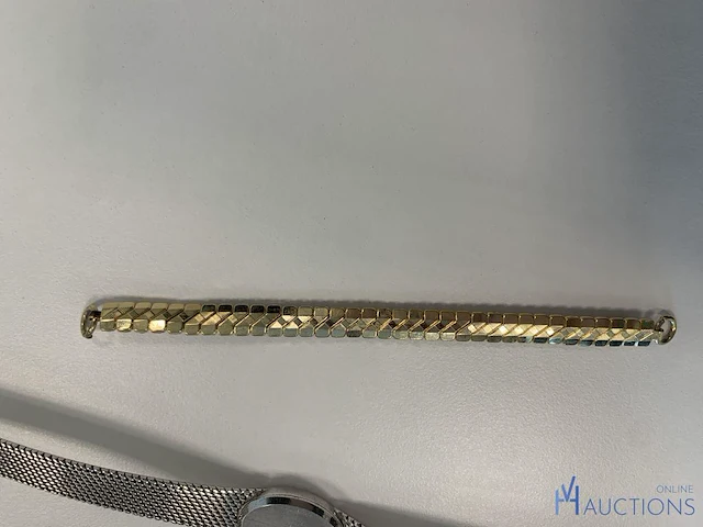 Zilverkleurige horloge met accessoire - afbeelding 7 van  11