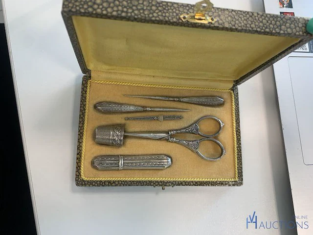 Zilverkleurige naaiset - afbeelding 1 van  5