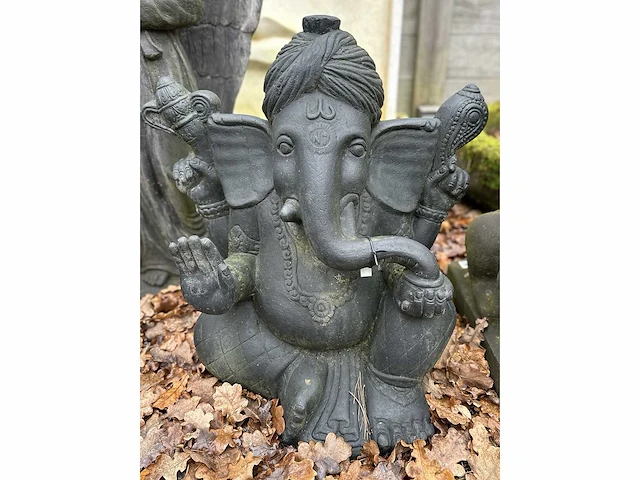 Zittende ganesha met staf, laddu, schelp en zegenende hand - afbeelding 1 van  3