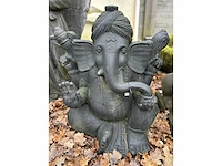 Zittende ganesha met staf, laddu, schelp en zegenende hand - afbeelding 1 van  3