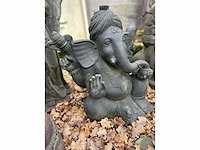 Zittende ganesha met staf, laddu, schelp en zegenende hand - afbeelding 2 van  3