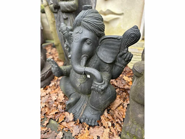 Zittende ganesha met staf, laddu, schelp en zegenende hand - afbeelding 3 van  3