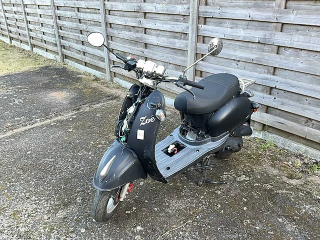 Zoë vanesi scooter - afbeelding 1 van  7