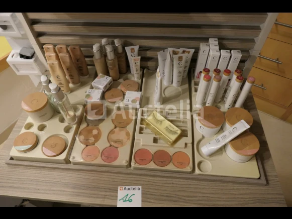 Zonnebank, massagetafels, huidverzorgingsaccessoires, cosmetica