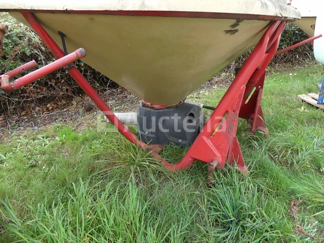 Zoutstrooier op 3-punts chassis merk en model onbekend - afbeelding 1 van  5