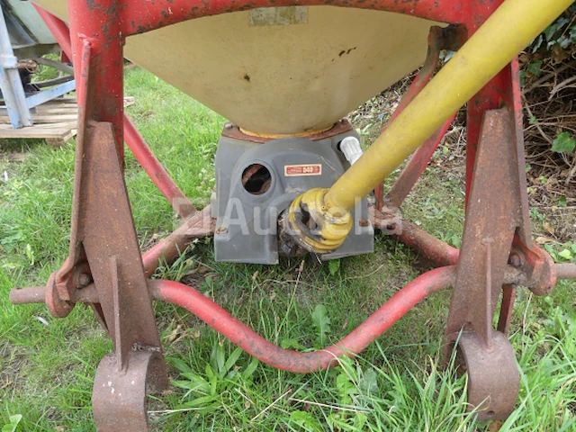 Zoutstrooier op 3-punts chassis merk en model onbekend - afbeelding 3 van  5