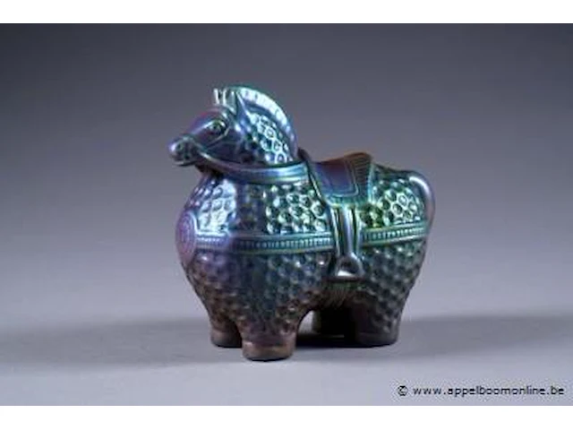 Zsolnay cheval stylisé harnaché. faïence à reflet irisé et lustré. marque. longueur: 16 cm - afbeelding 1 van  1