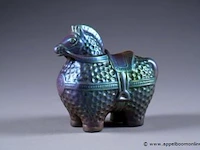 Zsolnay cheval stylisé harnaché. faïence à reflet irisé et lustré. marque. longueur: 16 cm