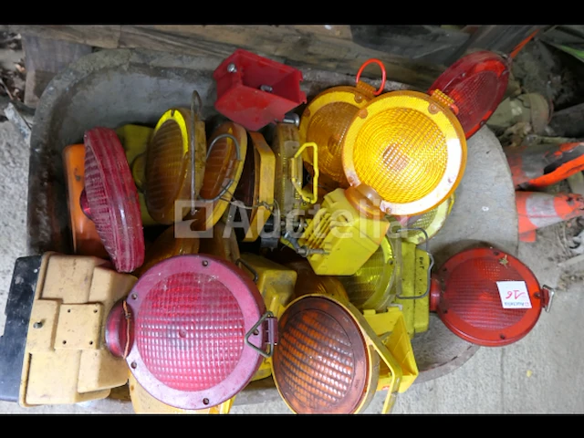 Zwaailampen, kruiwagens, bouwhelmen, fluorescerende vesten,... - afbeelding 2 van  8