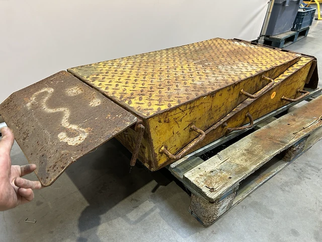 Zware metalen container oprijplaten (kraan of bull) - afbeelding 2 van  2