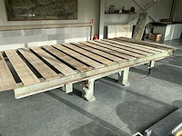Zware metalen werk/snijtafel met houten bewerkingslatten