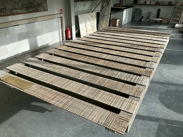 Zware metalen werk/snijtafel met houten bewerkingslatten - afbeelding 2 van  8