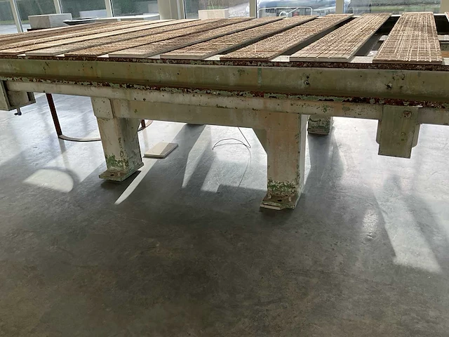 Zware metalen werk/snijtafel met houten bewerkingslatten - afbeelding 4 van  8