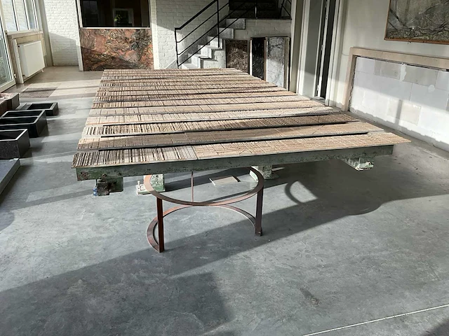 Zware metalen werk/snijtafel met houten bewerkingslatten - afbeelding 5 van  8