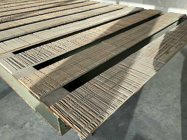 Zware metalen werk/snijtafel met houten bewerkingslatten - afbeelding 6 van  8