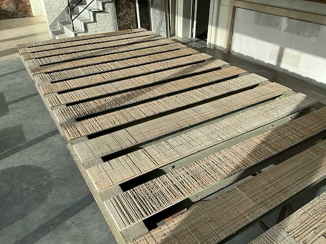 Zware metalen werk/snijtafel met houten bewerkingslatten - afbeelding 7 van  8