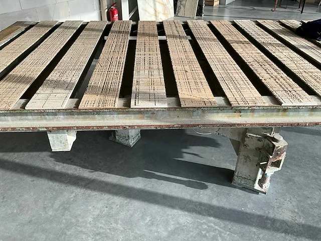 Zware metalen werk/snijtafel met houten bewerkingslatten - afbeelding 8 van  8