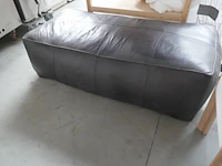 Zwarlederen zitpoef, desing - afbeelding 2 van  3