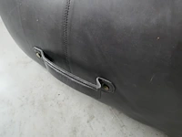 Zwarlederen zitpoef, desing - afbeelding 3 van  3
