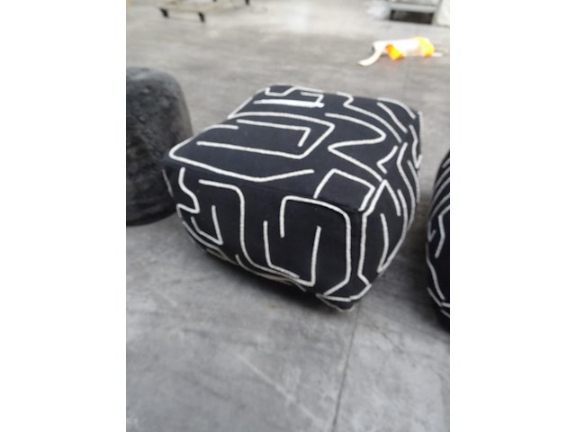 Zwart witte poef - afbeelding 1 van  1