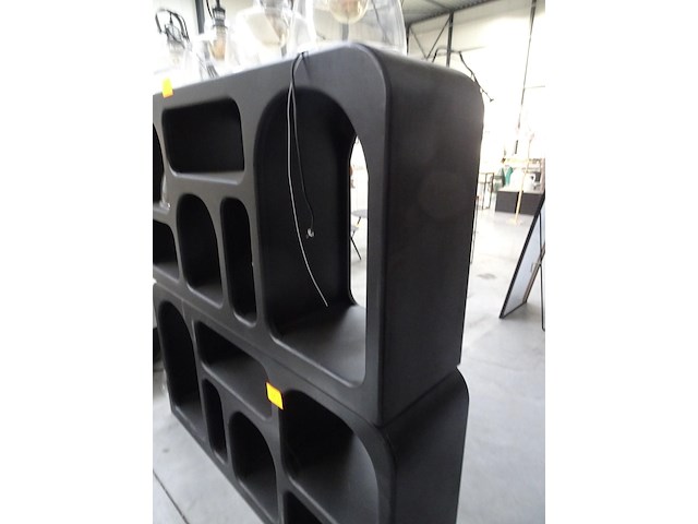 Zwarte houten kast - afbeelding 2 van  2