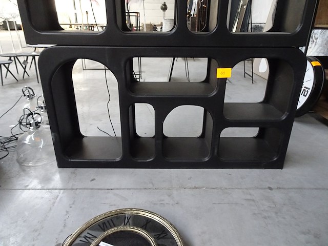 Zwarte houten kast - afbeelding 1 van  2