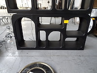 Zwarte houten kast - afbeelding 1 van  2