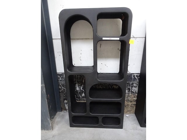 Zwarte houten kast - afbeelding 1 van  4