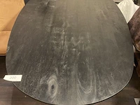 Zwarte houten tafel