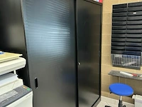Zwarte metalen kast met schuifdeuren - afbeelding 2 van  4