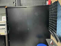 Zwarte metalen kast met schuifdeuren - afbeelding 3 van  4