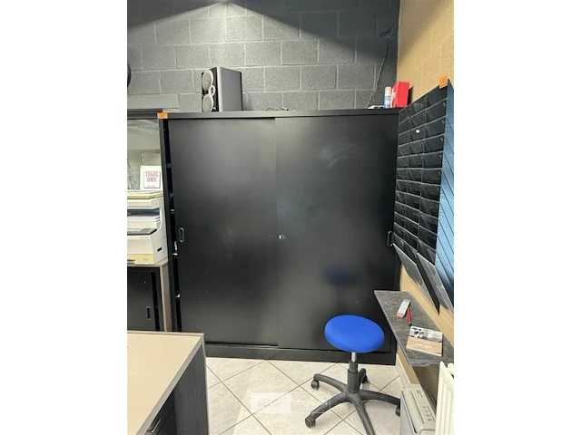 Zwarte metalen kast met schuifdeuren - afbeelding 4 van  4