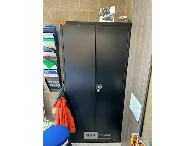 Zwarte metalen kast - afbeelding 1 van  3