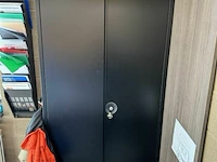 Zwarte metalen kast - afbeelding 1 van  3