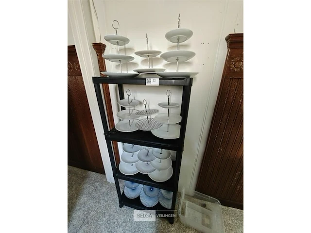 Zwarte plastic rek met inhoud - afbeelding 1 van  3