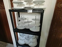 Zwarte plastic rek met inhoud - afbeelding 1 van  3