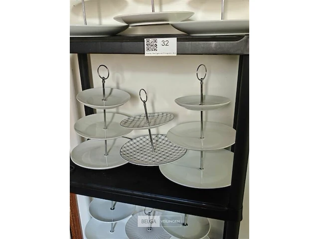 Zwarte plastic rek met inhoud - afbeelding 2 van  3