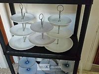 Zwarte plastic rek met inhoud - afbeelding 3 van  3