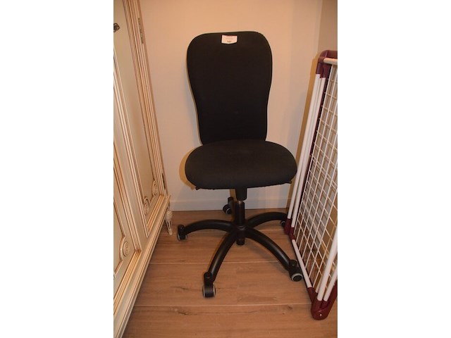 Zwarte rolbureelstoel, droogrekje - afbeelding 2 van  5