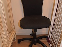 Zwarte rolbureelstoel, droogrekje - afbeelding 2 van  5