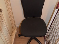 Zwarte rolbureelstoel, droogrekje - afbeelding 4 van  5