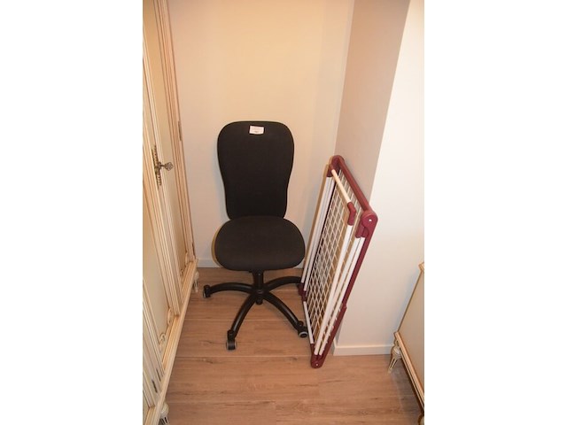 Zwarte rolbureelstoel, droogrekje - afbeelding 1 van  5