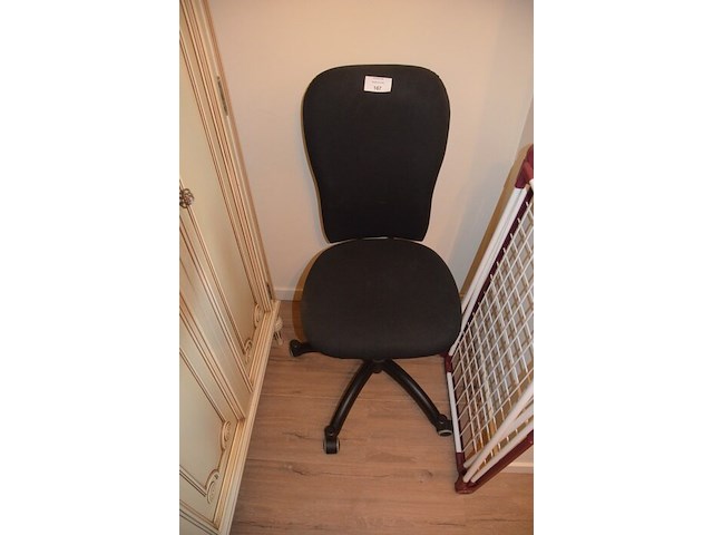 Zwarte rolbureelstoel, droogrekje - afbeelding 4 van  5