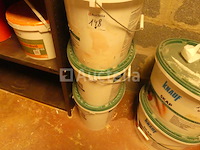 +/- 11 blikken gipsverf