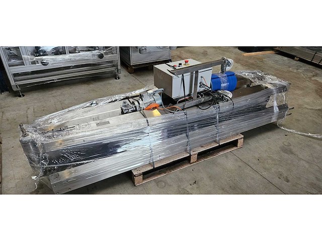 - tb10000-300 - roestvrijstalen transportband met vlt - 2000 mm / band 240 mm - 15,9 m/min - 2020 - afbeelding 1 van  3