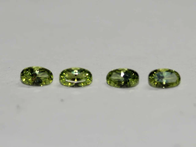 0,97ct. ovaal appelgroene peridoot-edelsteen - afbeelding 1 van  6