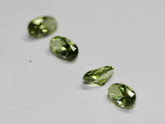 0,97ct. ovaal appelgroene peridoot-edelsteen - afbeelding 4 van  6