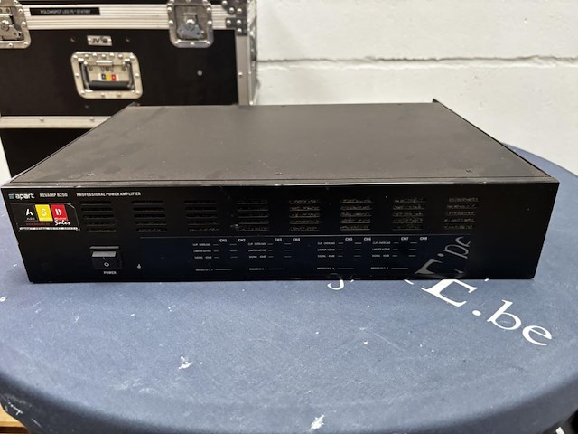 1 apart 8-kanaals versterker 8250 - afbeelding 1 van  3